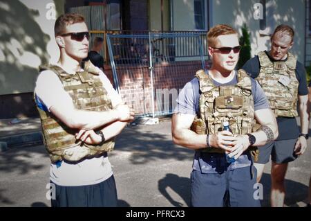 1. Lt. Tom Hinds und Sgt. 1 st. Klasse Daniel Ryan, um Apache Truppe 1 Geschwader zugewiesen sind, 2.Kavallerie Regiments, verdienen den ersten Platz im Kampf Gruppe Polen Memorial Day Murph Challenge an der Bemowo Piskie, am 28. Mai 2018. Diese Soldaten sind Teil der einzigartigen, multinationalen Battle Group aus USA, Großbritannien, Kroatischen und rumänischen Soldaten, die mit der polnischen 15 mechanisierte Brigade als Abschreckung Kraft im Nordosten Polens zur Unterstützung des NATO-Enhanced vorwärts Präsenz dienen. Stockfoto