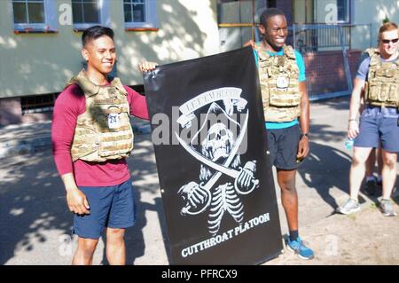 Sgt. Vaughn Igna-Espinoza (links) und Sgt. Kenneth Fluker (rechts), zu Apache Truppe 1 Geschwader zugewiesen sind, 2.Kavallerie Regiments, verdienen den dritten Platz in der Battle Group Polen Memorial Day Murph Challenge an der Bemowo Piskie, am 28. Mai 2018. Diese Soldaten sind Teil der einzigartigen, multinationalen Battle Group aus USA, Großbritannien, Kroatischen und rumänischen Soldaten, die mit der polnischen 15 mechanisierte Brigade als Abschreckung Kraft im Nordosten Polens zur Unterstützung des NATO-Enhanced vorwärts Präsenz dienen. Stockfoto