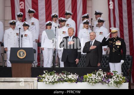 Präsident Donald J. Trumpf, Verteidigungsminister James N. Mattis und US Marine Corps Gen. Joe Dunford, Vorsitzender des Generalstabs, Ehren machen während des 150-jährlichen Verteidigungsministerium) National Memorial Tag Beachtung durch die Verteidigungsminister auf dem Arlington National Cemetery, 28. Mai 2018 veranstaltet. Senior Leadership aus der ganzen DoD gesammelt zu Ehren Amerikas militärische Service Mitglieder gefallen. Stockfoto