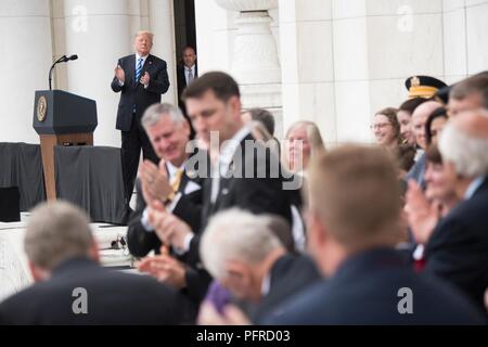 Präsident Donald J. Trumpf erkennt die Opfer der Veteranen in Anwesenheit als Teil des Memorial Day Adresse während des 150-jährlichen Verteidigungsministerium) National Memorial Tag Beachtung durch die Verteidigungsminister auf dem Arlington National Cemetery, 28. Mai 2018 veranstaltet. Senior Leadership aus der ganzen DoD gesammelt zu Ehren Amerikas militärische Service Mitglieder gefallen. Stockfoto