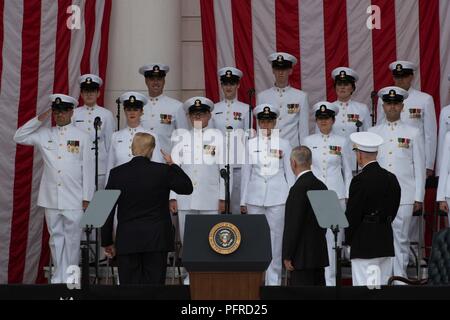 ARLINGTON, VA (28. Mai 2018) Der Präsident Donald Trump würdigt die US Navy Band Sea Chanters für ihre Leistung bei der 150 Memorial Day Einhaltung auf dem Arlington National Cemetery in Arlington, Virginia. Präsident Trumpf geliefert Bemerkungen auf der jährlichen Veranstaltung, nachdem er einen Kranz am Grab der Unbekannten als Teil des 150 Memorial Day Einhaltung zu Ehren der Gefallenen Mitglieder der bewaffneten Kräfte Amerikas auf dem Arlington National Cemetery. Stockfoto
