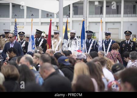 NEW YORK (28. Mai 2018) Die Mitglieder eines gemeinsamen-Color Guard stand by zu einem Memorial Day Feier auf der Intrepid Sea, Air & Space Museum in New York City während der Fleet Week New York 2018. Jetzt in seinem 30. Jahr, Fleet Week New York ist die Stadt der altehrwürdige Feier auf das Meer. Es ist eine einmalige Chance für die Bürger von New York und die umliegenden Tri-state-Area zu treffen Seemänner, Marinesoldaten und Küstenwache sowie Zeugnis aus erster Hand die neuesten Funktionen der heutigen Maritime Services. Stockfoto