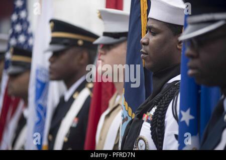 NEW YORK (28. Mai 2018) Die Mitglieder eines gemeinsamen-Color Guard stand by zu einem Memorial Day Feier auf der Intrepid Sea, Air & Space Museum in New York City während der Fleet Week New York 2018. Jetzt in seinem 30. Jahr, Fleet Week New York ist die Stadt der altehrwürdige Feier auf das Meer. Es ist eine einmalige Chance für die Bürger von New York und die umliegenden Tri-state-Area zu treffen Seemänner, Marinesoldaten und Küstenwache sowie Zeugnis aus erster Hand die neuesten Funktionen der heutigen Maritime Services. Stockfoto