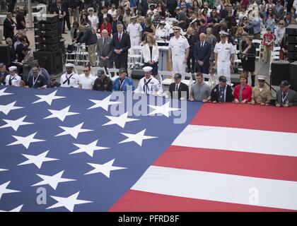 NEW YORK (28. Mai 2018) Von links, Bruce Mosler, Intrepid Museum Co-vorsitzender; Bürgermeister von New York, Bill De Blasio; Susan Marenoff-Zausner, Intrepid Museum Präsident; Adm. Christopher Grady, Commander, US-Flotte Kräfte und Mel Immergut, Intrepid Museum Stellvertretender Vorsitzender watch US-Mitglieder und Veteranen entfalten eine amerikanische Flagge zu einem Memorial Day Feier auf der Intrepid Sea, Air & Space Museum in New York City während der Fleet Week New York 2018. Jetzt in seinem 30. Jahr, Fleet Week New York ist die Stadt der altehrwürdige Feier auf das Meer. Es ist eine einmalige Chance für die citize Stockfoto