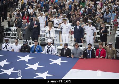 NEW YORK (28. Mai 2018) Von links, Bruce Mosler, Intrepid Museum Co-vorsitzender; Bürgermeister von New York, Bill De Blasio; Susan Marenoff-Zausner, Intrepid Museum Präsident; Adm. Christopher Grady, Commander, US-Flotte Kräfte und Mel Immergut, Intrepid Museum Stellvertretender Vorsitzender watch US-Mitglieder und Veteranen entfalten eine amerikanische Flagge zu einem Memorial Day Feier auf der Intrepid Sea, Air & Space Museum in New York City während der Fleet Week New York 2018. Jetzt in seinem 30. Jahr, Fleet Week New York ist die Stadt der altehrwürdige Feier auf das Meer. Es ist eine einmalige Chance für die citize Stockfoto