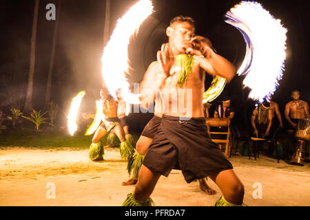 Lefaga, Matautu, Samoa - August 1, 2018: Fiafia Show mit Musik und Feuer Tänzer bei Rückkehr ins Paradies Resort auf der Insel Upolu Stockfoto