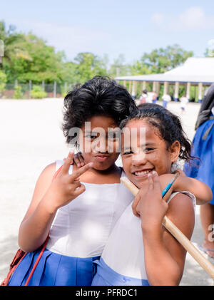 Lefaga, Upolu, Samoa - 2. August 2018: Grundschule Mädchen mit Haltung Stockfoto