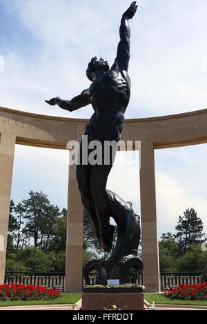 Der Geist der amerikanischen Jugend, die sich aus den Wellen Bronzestatue in der Normandie amerikanische Friedhof und Denkmal am 28. Mai (Memorial Day), 2018 in Colleville-sur-Mer, Frankreich. Stockfoto