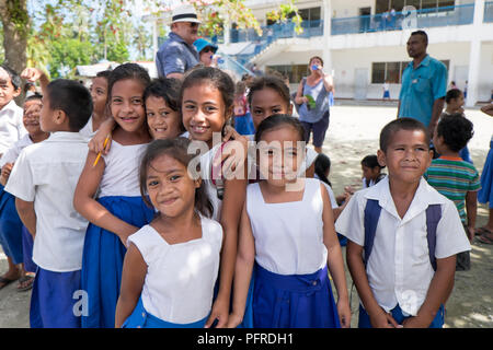 Lefaga, Upolu, Samoa - 2. August 2018: Grundschulkinder für Touristen Fotos auf dem Spielplatz posing Stockfoto