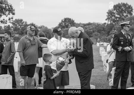 Chef des Stabes John Kelly (rechts) küsst den Kopf des Kindes eines Besuchers in Abschnitt 60 von Arlington National Cemetery, Arlington, Virginia, 28. Mai 2018. Nach dem Memorial Day Einhaltung am Denkmal Amphitheater, Kelly kam zu Abschnitt 60 mit seiner Frau, Karen Hernest Kelly, die Grabstätte ihres Sohnes zu besuchen, US Marine Corps 1. Lt Robert Michael Kelly. Stabschef Kelly sprach auch mit anderen Besuchern, Freunden und Familienangehörigen besuchen Grabstätten in Abschnitt 60. Stockfoto