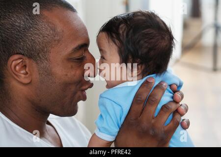 Mann und Baby boy reiben Nasen, close-up, Seitenansicht Stockfoto