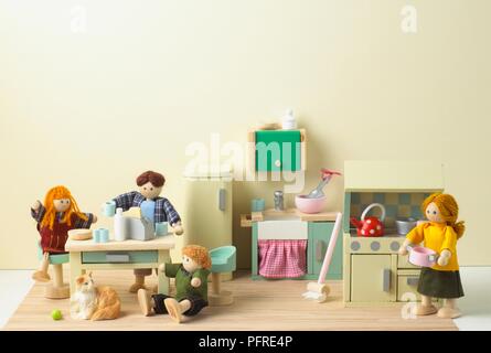 Puppenhaus Küche mit Familie und Katze Stockfoto