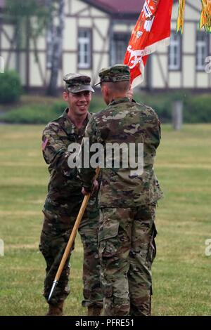 Us-Armee Oberstleutnant Adam Sannutti übergibt die 44th Expeditionary Signal Battalion Farben Col. Jeff Worthington, Kommandant der 2. Theater Signal Brigade, die während eines Befehls Zeremonie Mai 24, 2018 im Tower Kaserne in Grafenwöhr, Deutschland. Stockfoto