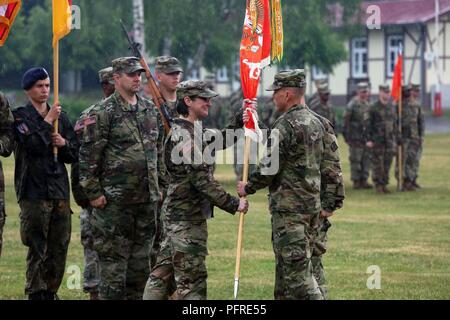 U.S. Army Colonel Jeff Worthington, Kommandant der 2. Theater Signal Brigade, übergibt die 44th Expeditionary Signal Battalion Farben auf eingehende Kommandant Oberstleutnant Heather McAteer bei einem Befehl Zeremonie Mai 24, 2018 Auf dem Turm Kaserne Parade Feld in Grafenwöhr, Deutschland. Stockfoto