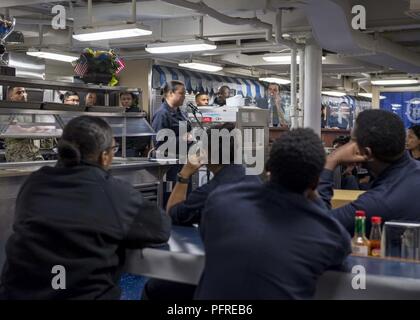 Nordsee (27. Mai 2018) Chief Logistikspezialisten Jamie Robertson, von Pensacola, Florida, liefert Erläuterungen Bei einem asiatischen amerikanischen und pazifischen Inselraum Erbe Monat Feier auf das Chaos Decks des Harpers Ferry-Klasse dock Landung Schiff USS Oak Hill (LSD 51) Mai 27, 2018. Oak Hill, homeported in Virginia Beach, Virginia, ist die Durchführung von naval Operations in den USA 6 Flotte Bereich der Operationen. Stockfoto