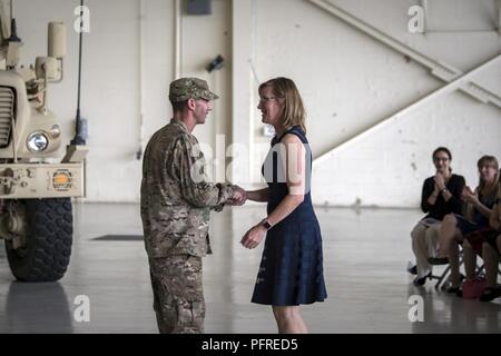 Generalmajor Scott Zobrist, Links, 9 Air Force Commander, Münzen JoAnn Valenzia, Ehefrau von Oberst Jeffrey Valenzia, ausgehende93d Air Ground Operations Wing (AGOW) Commander, die während eines Befehls Zeremonie, 23. Mai 2018, bei Moody Air Force Base, Ga nach Verzicht auf Befehl, Valenzia wird Pflicht als Assistent des North American Aerospace Defense Command US Northern Command Commander bei Peterson Air Force Base, Colo übernehmen Stockfoto