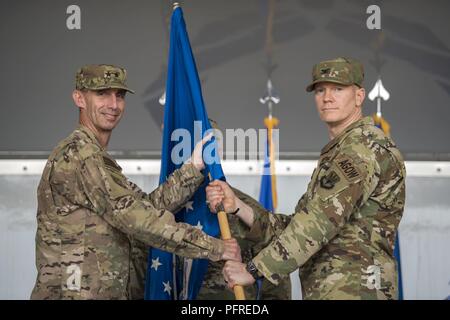 Maj. Allgemeine Scott Zobrist, Links, 9 Air Force Commander, Hände die Guidon zu Oberst Paul Birch, eingehende93d Air Ground Operations Wing (AGOW) Commander, die während eines Befehls Zeremonie, 23. Mai 2018, bei Moody Air Force Base, Ga. Dieses Ereignis kennzeichnet den Beginn einer neuen Regime als Birke der 7. Commander wird der 93 d AGOW. Stockfoto