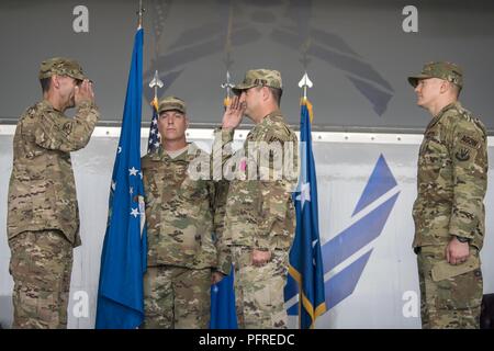 Oberst Paul Birch, rechts, eingehende93d Air Ground Operations Wing (AGOW) Commander, macht ein Gruß an Generalmajor Scott Zobrist, 9 Air Force Commander, die während eines Befehls Zeremonie, 23. Mai 2018, bei Moody Air Force Base, Ga. Dieses Ereignis kennzeichnet den Beginn einer neuen Regime als Birke der 7. Commander wird der 93 d AGOW. Stockfoto