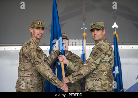 Oberst Jeffrey Valenzia, rechts, ausgehende93d Air Ground Operations Wing (AGOW) Commander, Hände die Guidon, Generalmajor Scott Zobrist, 9 Air Force Commander, die während eines Befehls Zeremonie, 23. Mai 2018, bei Moody Air Force Base, Ga nach Verzicht auf Befehl, Valenzia wird Pflicht als Assistent des North American Aerospace Defense Command US Northern Command Commander bei Peterson Air Force Base, Colo übernehmen Stockfoto