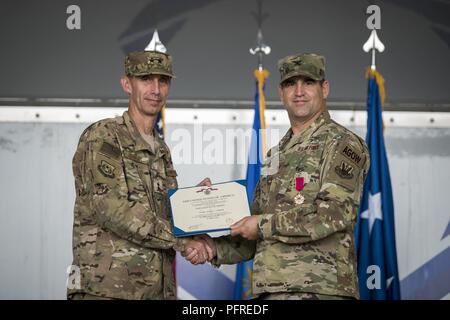 Generalmajor Scott Zobrist, Links, 9 Air Force Commander, und Oberst Jeffrey Valenzia, 93 d Air Ground Operations Wing (AGOW) Commander, für ein Bild bei einem Befehl Zeremonie darstellen, 23. Mai 2018, bei Moody Air Force Base, Ga nach Verzicht auf Befehl, Valenzia wird Pflicht als Assistent des North American Aerospace Defense Command US Northern Command Commander bei Peterson Air Force Base, Colo übernehmen Stockfoto