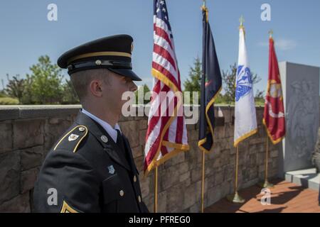 Ein US-Soldat mit Vermont, Army National Guard Beerdigung Ehren beteiligt sich an einem Memorial Day Zeremonie am Lager Johnson, Colchester, Vt, 24. Mai 2018. Diese Zeremonie gab Soldaten, Flieger, und Familienmitglieder die Möglichkeit, diejenigen, die das ultimative Opfer im Dienst für ihr Land bezahlt haben, zu ehren. Stockfoto