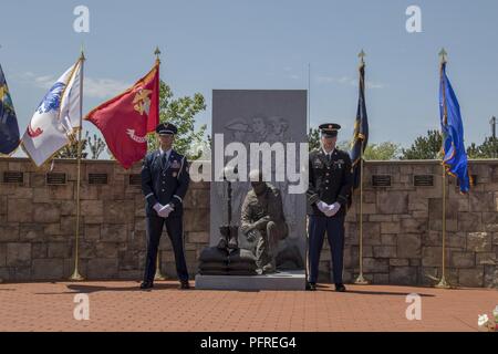 Ein US-Soldat und Flieger, sowohl mit dem Vermont National Guard, die Teilnahme an einem Memorial Day Zeremonie am Lager Johnson, Colchester, Vt, 24. Mai 2018. Diese Zeremonie gab Soldaten, Flieger, und Familienmitglieder die Möglichkeit, diejenigen, die das ultimative Opfer im Dienst für ihr Land bezahlt haben, zu ehren. Stockfoto