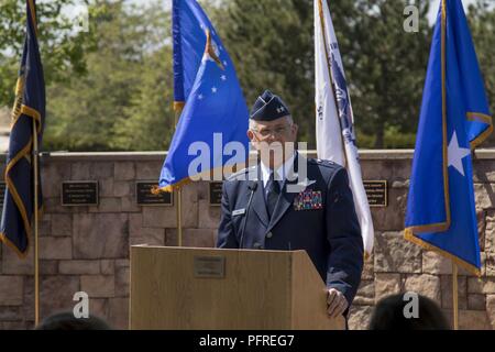 Us Air Force Generalmajor Steven Cray, Adjutant General, Vermont National Guard, spricht während einer Zeremonie am Memorial Day Camp Johnson, Colchester, Vt, 24. Mai 2018. Diese Zeremonie gab Soldaten, Flieger, und Familienmitglieder die Möglichkeit, diejenigen, die das ultimative Opfer im Dienst für ihr Land bezahlt haben, zu ehren. Stockfoto