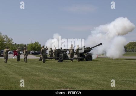 Soldaten mit Bravo Batterie, 1.BATAILLON, 101 Field Artillery Regiment, 86th Infantry Brigade Combat Team (Berg), Vermont National Guard, Feuer blanks aus ihren Haubitzen während des Memorial Day Zeremonie am Lager Johnson, Colchester, Vt, 24. Mai 2018. Diese Zeremonie gab Soldaten, Flieger, und Familienmitglieder die Möglichkeit, diejenigen, die das ultimative Opfer im Dienst für ihr Land bezahlt haben, zu ehren. Stockfoto