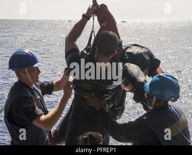 Mittelmeer (26. Mai 2018) Der Bootsmann Mate 2. Klasse Shala Christian, von Decatur, Georgia, und der bootsmann Mate Seemann rekrutieren Kale Kisiling, von Sioux City, Iowa, Abrufen Seemann Andrew Grujin, eine Suche und Rettung Schwimmer, und eine simulierte Mann über Bord während Seemannschaft Trainingseinheiten an Bord der San Antonio-Klasse amphibious Transport dock Schiff USS New York (LPD-21), 26. Mai 2018. New York, homeported in Mayport, Florida, ist die Durchführung von naval Operations in den USA 6 Flotte Bereich der Maßnahmen zur Unterstützung der US-amerikanischen nationalen Sicherheit Interesse in Europa und Afrika. Stockfoto