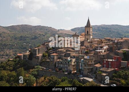 Italien, Sizilien, Provinz Messina, Novara di Sicilia, Blick auf die Stadt zwischen den Hügeln eingebettet Stockfoto