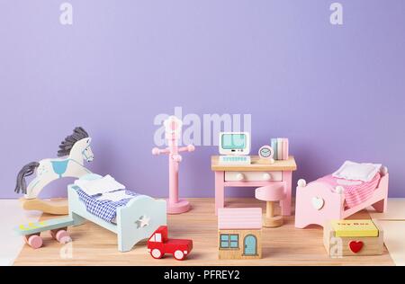 Puppenhaus Schlafzimmer und Spielzimmer mit lila Wand Stockfoto