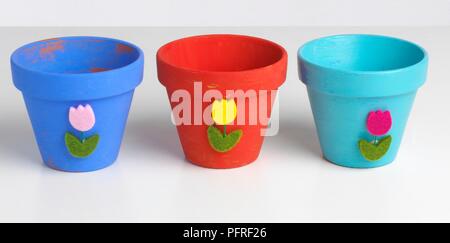 Drei kleine Pflanzen Töpfe mit Tulpen eingerichtet Stockfoto