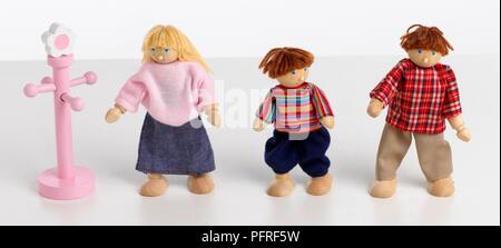 Drei vollständig gekleidete Figuren neben einem Wäscheständer Stockfoto