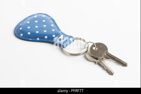 Zwei Tür Schlüssel zu Blau und Weiß Polka Dot Schlüsselring befestigt Stockfoto