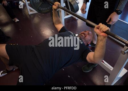 Us Marine Corps veteran Charles Dane bench-Pressen während einer 2018 DoD Krieger Spiele powerlifting Praxis am Cheyenne Mountain High School in Colorado Springs, Colo., 25. Mai 2018. Der Krieger Spiele ist eine adaptive Sport Wettbewerb für die Verwundeten, Kranken und Verletzten service Mitglieder und Veteranen. Stockfoto