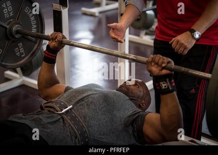 Us Marine Corps veteran Carnell Martin nimmt an einem 2018 DoD Krieger Spiele powerlifting Praxis am Cheyenne Mountain High School in Colorado Springs, Colo., 26. Mai 2018. Der Krieger Spiele ist eine adaptive Sport Wettbewerb für die Verwundeten, Kranken und Verletzten service Mitglieder und Veteranen. Stockfoto