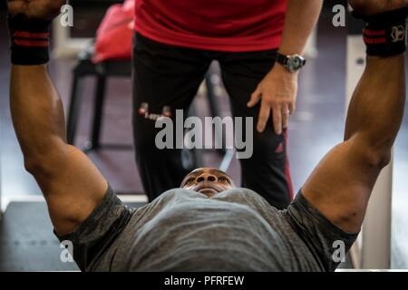 Us Marine Corps veteran Carnell Martin nimmt an einem 2018 DoD Krieger Spiele powerlifting Praxis am Cheyenne Mountain High School in Colorado Springs, Colo., 26. Mai 2018. Der Krieger Spiele ist eine adaptive Sport Wettbewerb für die Verwundeten, Kranken und Verletzten service Mitglieder und Veteranen. Stockfoto