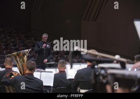 Us-Marines mit den 2d-Marine Division Band führen an die Stadt der Musik de la Danse, Soissons, Frankreich, 25. Mai 2018. Die Band eine Woche - lange Reihe von Konzerten in verschiedenen Teilen Frankreichs im Gedenken an den 100. Jahrestag der Schlacht von Belleau Wood gehalten, diese Veranstaltung findet über das Memorial Day Wochenende auf zu reflektieren und das Vermächtnis von Service Mitglieder, die ihr Leben für die Verteidigung der Nation und Hommage an Ihre ultimative Opfer gab. Stockfoto