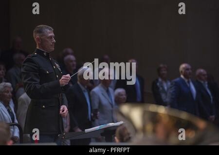 Us-Marines mit den 2d-Marine Division Band führen an die Stadt der Musik de la Danse, Soissons, Frankreich, 25. Mai 2018. Die Band eine Woche - lange Reihe von Konzerten in verschiedenen Teilen Frankreichs im Gedenken an den 100. Jahrestag der Schlacht von Belleau Wood gehalten, diese Veranstaltung findet über das Memorial Day Wochenende auf zu reflektieren und das Vermächtnis von Service Mitglieder, die ihr Leben für die Verteidigung der Nation und Hommage an Ihre ultimative Opfer gab. Stockfoto