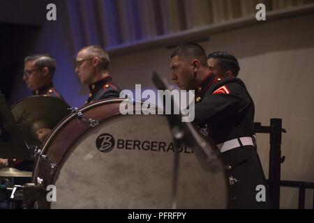 Us-Marines mit den 2d-Marine Division Band führen an die Stadt der Musik de la Danse, Soissons, Frankreich, 25. Mai 2018. Die Band eine Woche - lange Reihe von Konzerten in verschiedenen Teilen Frankreichs im Gedenken an den 100. Jahrestag der Schlacht von Belleau Wood gehalten, diese Veranstaltung findet über das Memorial Day Wochenende auf zu reflektieren und das Vermächtnis von Service Mitglieder, die ihr Leben für die Verteidigung der Nation und Hommage an Ihre ultimative Opfer gab. Stockfoto