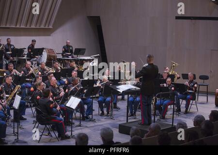 Us-Marines mit den 2d-Marine Division Band führen an die Stadt der Musik de la Danse, Soissons, Frankreich, 25. Mai 2018. Die Band eine Woche - lange Reihe von Konzerten in verschiedenen Teilen Frankreichs im Gedenken an den 100. Jahrestag der Schlacht von Belleau Wood gehalten, diese Veranstaltung findet über das Memorial Day Wochenende auf zu reflektieren und das Vermächtnis von Service Mitglieder, die ihr Leben für die Verteidigung der Nation und Hommage an Ihre ultimative Opfer gab. Stockfoto