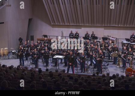 Us-Marines mit den 2d-Marine Division Band führen an die Stadt der Musik de la Danse, Soissons, Frankreich, 25. Mai 2018. Die Band eine Woche - lange Reihe von Konzerten in verschiedenen Teilen Frankreichs im Gedenken an den 100. Jahrestag der Schlacht von Belleau Wood gehalten, diese Veranstaltung findet über das Memorial Day Wochenende auf zu reflektieren und das Vermächtnis von Service Mitglieder, die ihr Leben für die Verteidigung der Nation und Hommage an Ihre ultimative Opfer gab. Stockfoto