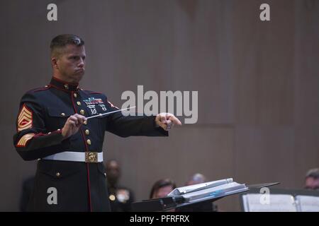 Us-Marines mit den 2d-Marine Division Band führen an die Stadt der Musik de la Danse, Soissons, Frankreich, 25. Mai 2018. Die Band eine Woche - lange Reihe von Konzerten in verschiedenen Teilen Frankreichs im Gedenken an den 100. Jahrestag der Schlacht von Belleau Wood gehalten, diese Veranstaltung findet über das Memorial Day Wochenende auf zu reflektieren und das Vermächtnis von Service Mitglieder, die ihr Leben für die Verteidigung der Nation und Hommage an Ihre ultimative Opfer gab. Stockfoto