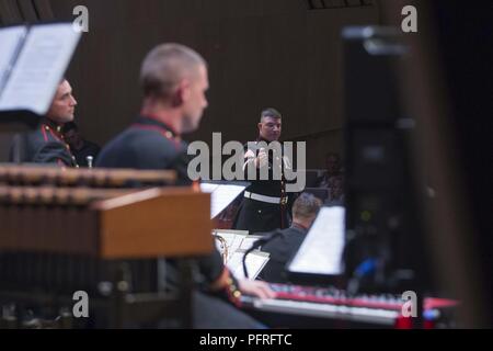 Us-Marines mit den 2d-Marine Division Band führen an die Stadt der Musik de la Danse, Soissons, Frankreich, 25. Mai 2018. Die Band eine Woche - lange Reihe von Konzerten in verschiedenen Teilen Frankreichs im Gedenken an den 100. Jahrestag der Schlacht von Belleau Wood gehalten, diese Veranstaltung findet über das Memorial Day Wochenende auf zu reflektieren und das Vermächtnis von Service Mitglieder, die ihr Leben für die Verteidigung der Nation und Hommage an Ihre ultimative Opfer gab. Stockfoto