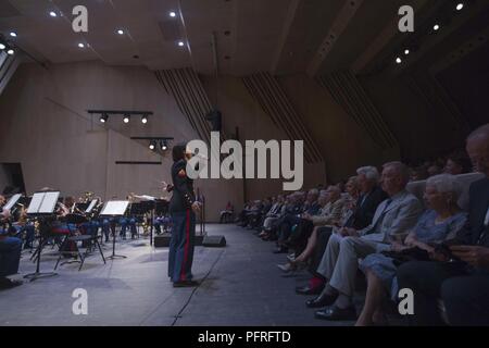 Us-Marines mit den 2d-Marine Division Band führen an die Stadt der Musik de la Danse, Soissons, Frankreich, 25. Mai 2018. Die Band eine Woche - lange Reihe von Konzerten in verschiedenen Teilen Frankreichs im Gedenken an den 100. Jahrestag der Schlacht von Belleau Wood gehalten, diese Veranstaltung findet über das Memorial Day Wochenende auf zu reflektieren und das Vermächtnis von Service Mitglieder, die ihr Leben für die Verteidigung der Nation und Hommage an Ihre ultimative Opfer gab. Stockfoto
