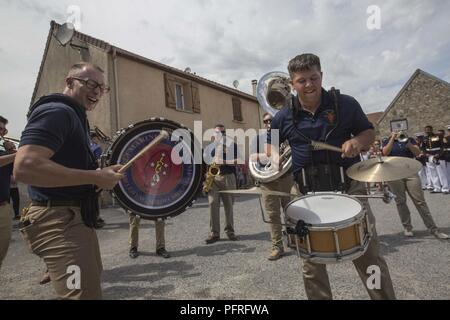 Us-Marines mit den 2d-Marine Division Band tritt während einer Gedenkveranstaltung Empfang in 1775, Belleau, Frankreich, 27. Mai 2018. Der Festakt fand zum Gedenken an den 100. Jahrestag der Schlacht von Belleau Wood statt. Diese Veranstaltung erfolgt über das Memorial Day Wochenende und Ehre das Vermächtnis der Service Mitglieder, die ihr Leben für die Verteidigung der Nation und Hommage an Ihre ultimative Opfer gab zu reflektieren. Stockfoto