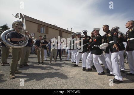 Us-Marines mit den 2d-Marine Division Band tritt während einer Gedenkveranstaltung Empfang in 1775, Belleau, Frankreich, 27. Mai 2018. Der Festakt fand zum Gedenken an den 100. Jahrestag der Schlacht von Belleau Wood statt. Diese Veranstaltung erfolgt über das Memorial Day Wochenende und Ehre das Vermächtnis der Service Mitglieder, die ihr Leben für die Verteidigung der Nation und Hommage an Ihre ultimative Opfer gab zu reflektieren. Stockfoto