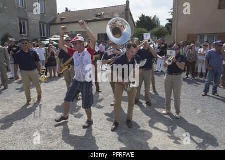 Us-Marines mit den 2d-Marine Division Band tritt während einer Gedenkveranstaltung Empfang in 1775, Belleau, Frankreich, 27. Mai 2018. Der Festakt fand zum Gedenken an den 100. Jahrestag der Schlacht von Belleau Wood statt. Diese Veranstaltung erfolgt über das Memorial Day Wochenende und Ehre das Vermächtnis der Service Mitglieder, die ihr Leben für die Verteidigung der Nation und Hommage an Ihre ultimative Opfer gab zu reflektieren. Stockfoto