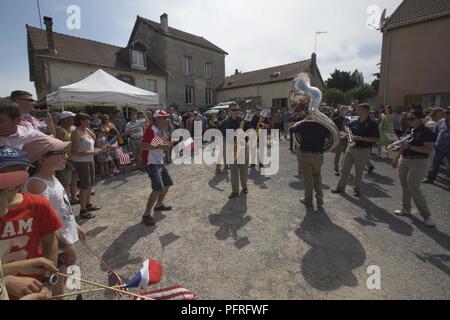 Us-Marines mit den 2d-Marine Division Band tritt während einer Gedenkveranstaltung Empfang in 1775, Belleau, Frankreich, 27. Mai 2018. Der Festakt fand zum Gedenken an den 100. Jahrestag der Schlacht von Belleau Wood statt. Diese Veranstaltung erfolgt über das Memorial Day Wochenende und Ehre das Vermächtnis der Service Mitglieder, die ihr Leben für die Verteidigung der Nation und Hommage an Ihre ultimative Opfer gab zu reflektieren. Stockfoto