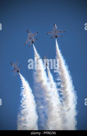 Vier F-16 Fighting Falcons, der US Air Force Antenne Demonstration Squadron zugeordnet sind, führen Sie eine Antenne Handeln während der Kanone Air Force Base in der Luft-, Raum- und Tech Fest am Cannon AFB, N.M., 25. Mai 2018. Die Thunderbirds wurden am 25. Mai 1953 gegründet. Stockfoto